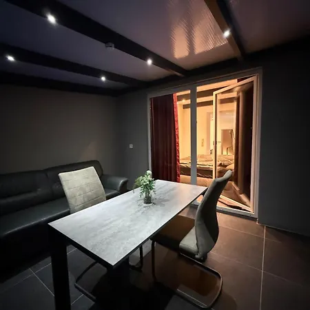 Beautiful Apartment In Moenchengladbach Mit Wintergarten